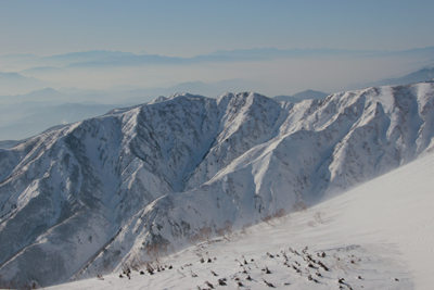 遠見尾根と八ヶ岳、南アルプス方面の写真