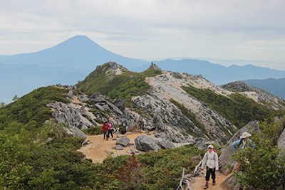 富士山を背に稜線を歩いているメンバーの写真