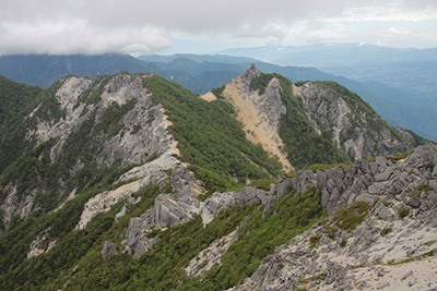 観音岳から見た地蔵岳の写真
