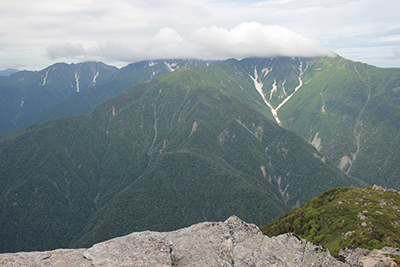 観音岳から見た白峰三山の写真