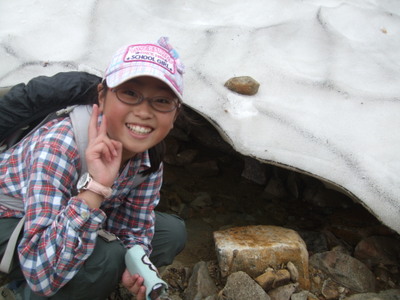 Yさんが撮影した雪渓の冷たい水に触ってピースをするSちゃんの写真