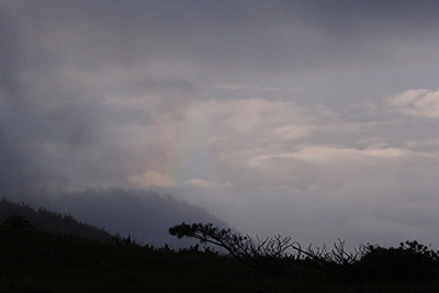 ３日目の朝、太郎平からの下りで見た短い虹の写真