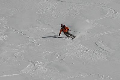 槍の肩からスキーで滑っている人の写真