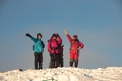 山頂で手を振るメンバーの写真