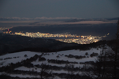 諏訪湖と夜景と北アルプスの写真