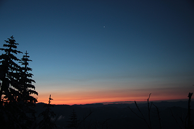 日の出前の風景と明けの明星の写真