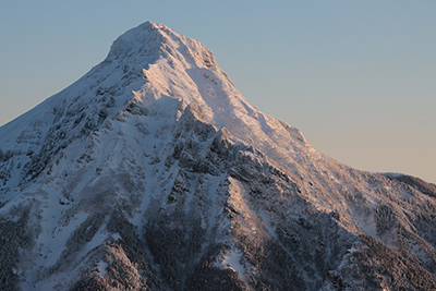 朝日を浴びてそびえ立つ赤岳の写真