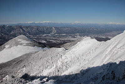 権現岳から編笠山方面の稜線と乗鞍岳、御岳、中央アルプスの写真