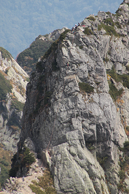 源次郎尾根２峰を懸垂下降している人の写真