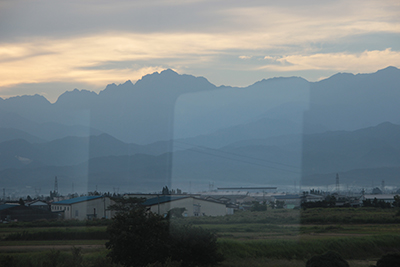 富山地方鉄道の車窓から見た剱岳の写真