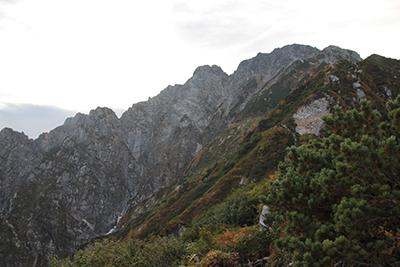 標高2,450m付近から見た剱岳山頂と剣尾根の写真