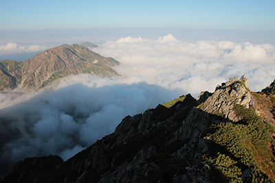 剣御前から見た奥大日岳と雲海とブロッケンの写真