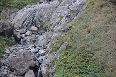 谷川岳のバリエーションルートを登る撮影をしているＮＨＫの人たちの写真