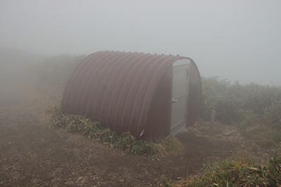一ノ倉岳の避難小屋の写真