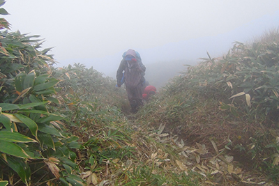 武能岳山頂直下を登っている写真