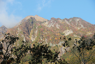 東尾根シンセン岩峰付近の紅葉の写真