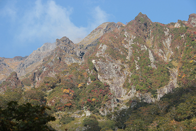 シンセン岩峰付近の紅葉の写真その２