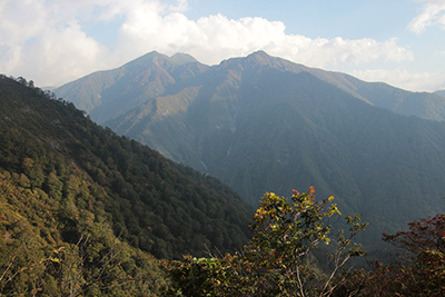笠ヶ岳と白毛門の写真