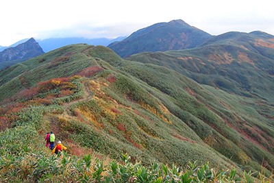 七ツ小屋山と大源太山と縦走する人たちの写真