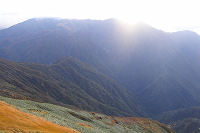 朝日岳、笠ヶ岳、白毛門方面の写真