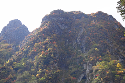 堅炭岩下部の紅葉の写真