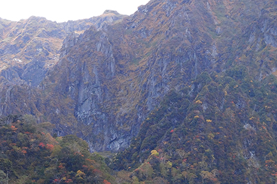 幽の沢で会い付近から見た一ノ倉沢コップ状岩壁の写真
