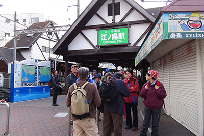 江ノ島駅の前に集まっている写真