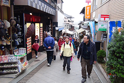 江ノ島の商店街を歩いている写真