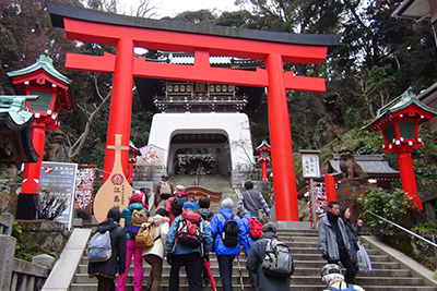 江島神社の鳥居に向かっている写真