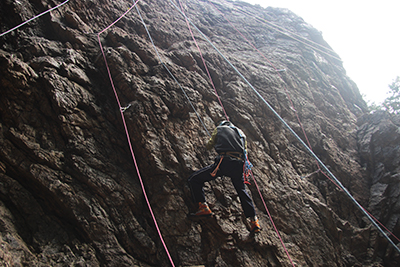 男岩西面のアンダークリングフェースを登るＡさんの写真