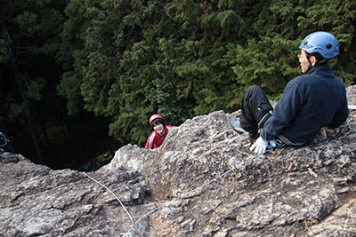 男岩西面の岩場を登ってきたＮさんの写真