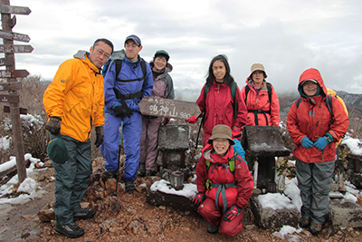 鳴神山山頂での集合写真