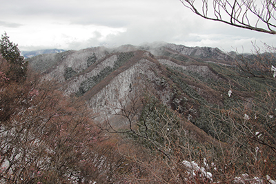 山頂から見た座間峠方面の写真