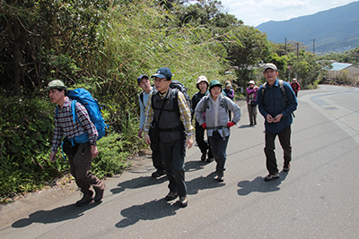 富士登山口入り口から舗装道路を歩き始めた写真