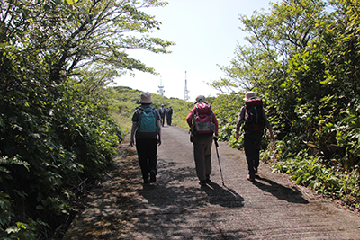三原山の山頂にたつ電波塔に向かって歩いている写真