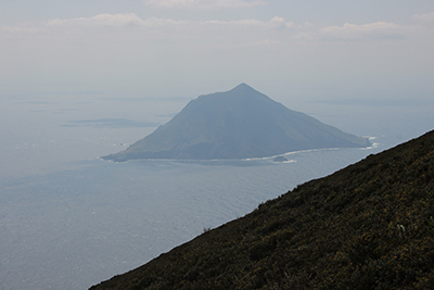 山頂のお鉢から見た八丈小島の写真