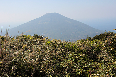 三原山山頂から見た八丈富士の写真