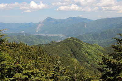 三峰口への下りで見えた武甲山と大持山の写真