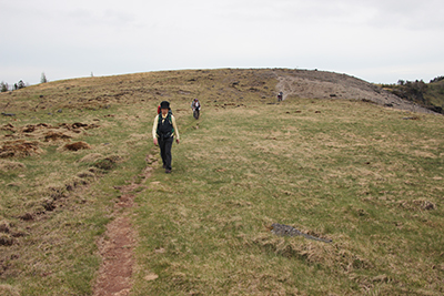茶臼山から美しの塔に向けて草原を歩いている写真