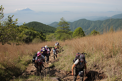 富士山を背にカヤトの草原を登っている写真