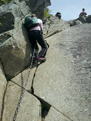 最後の岩場を登っているＭさんを下から撮った写真