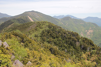 黒金山と甲武信ヶ岳の写真