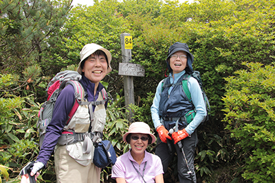 白笹山山頂での女性陣の写真