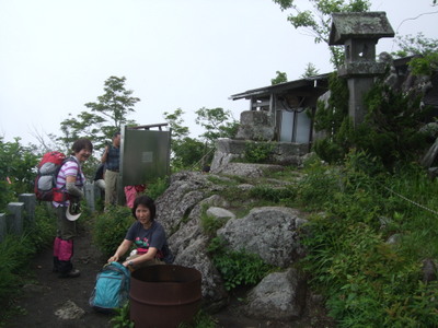 相馬山山頂で休憩中の写真
