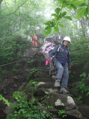 相馬山山頂から鎖のある岩の階段を下っている写真