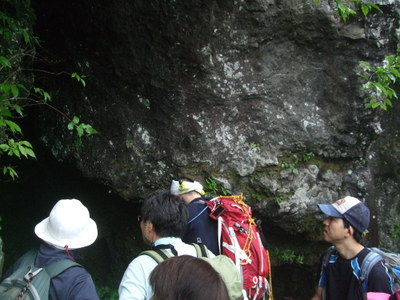 行人洞の岩を見ている写真