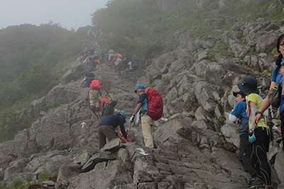 南陵に上がる核心部の岩場を登っている人たちの写真