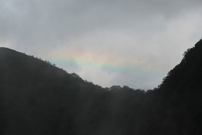 屏風のコルに見えた虹の写真