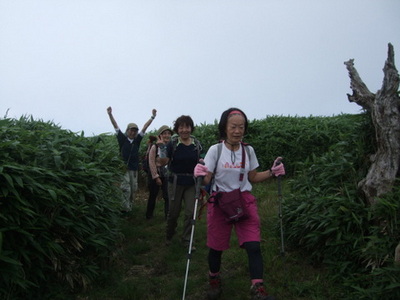 山頂に到着したメンバーの写真