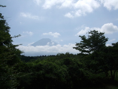 貯水池付近から見た富士山の写真